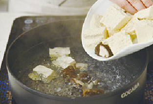 咸肉豆腐雞湯煲的做法 步骤4