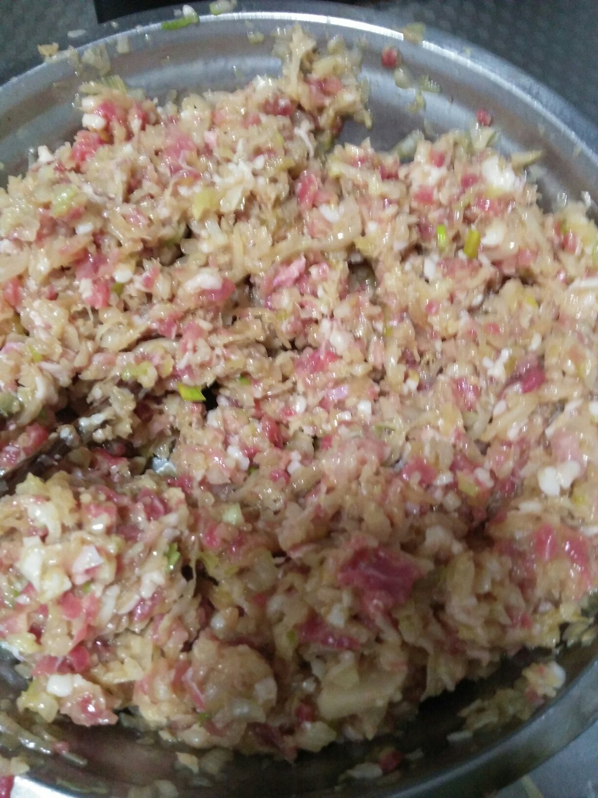 南瓜皮酸菜肉大包子的做法 步骤3