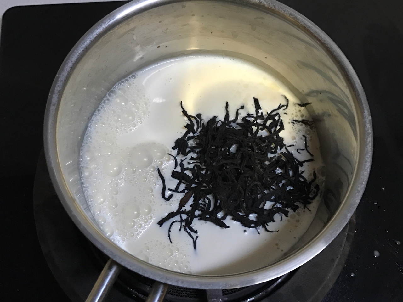 正山小種焦糖奶蓋紅茶的做法 步骤2