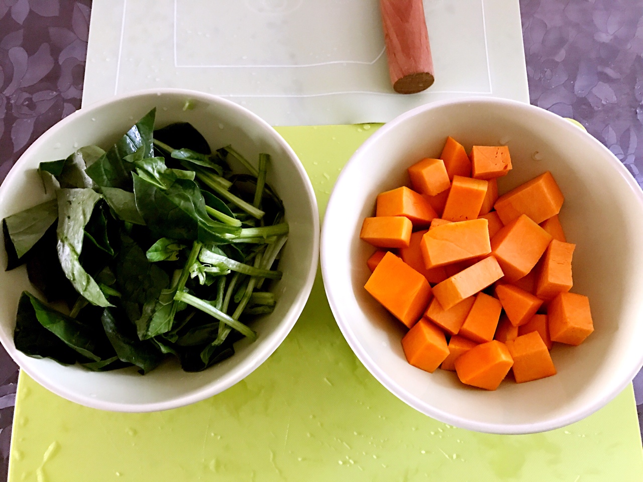 輔食︰手工蔬菜面的做法 步骤1