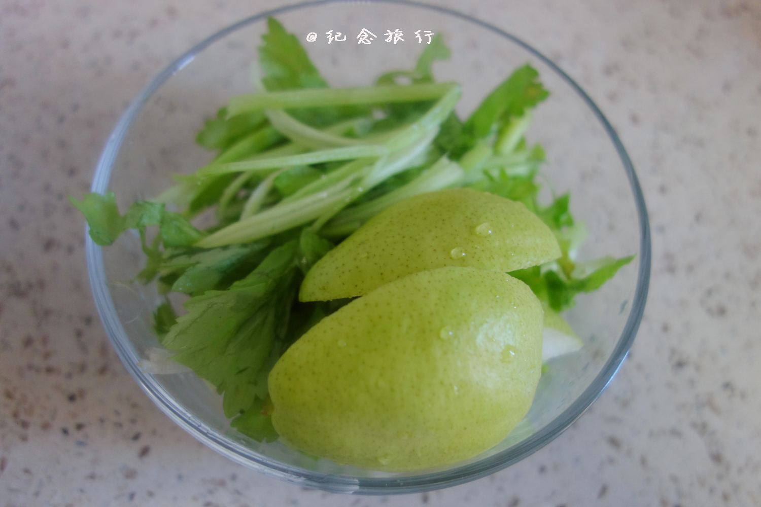 排毒養顏芹菜梨汁的做法 步骤2