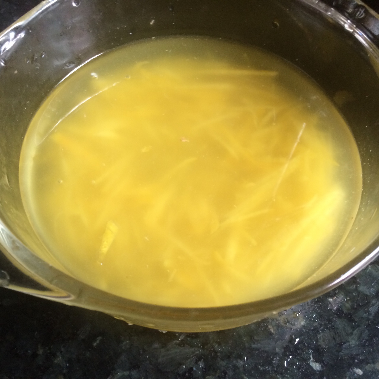 homemade蜂蜜柚子茶的做法 步骤2