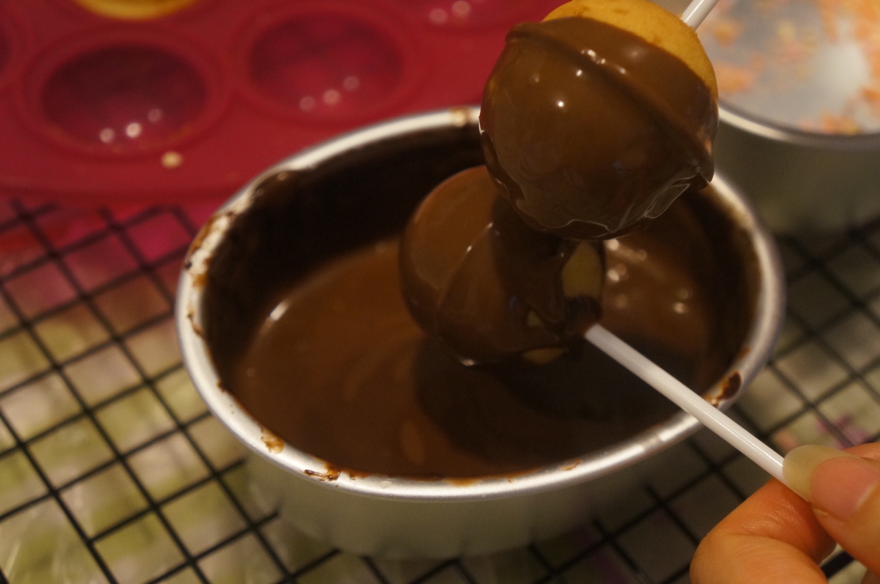 小美版 巧克力蛋糕棒棒糖的做法 步骤7