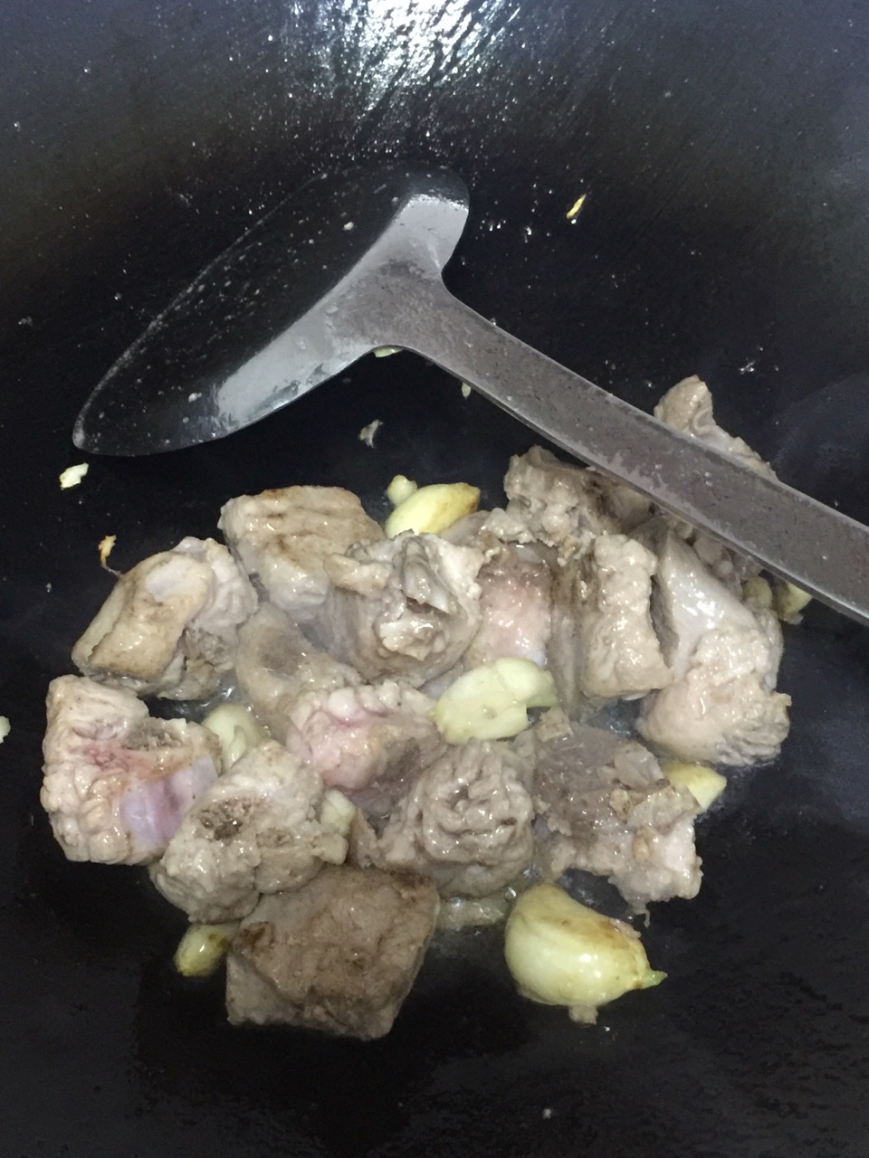 南乳芋頭燜排骨的做法 步骤2