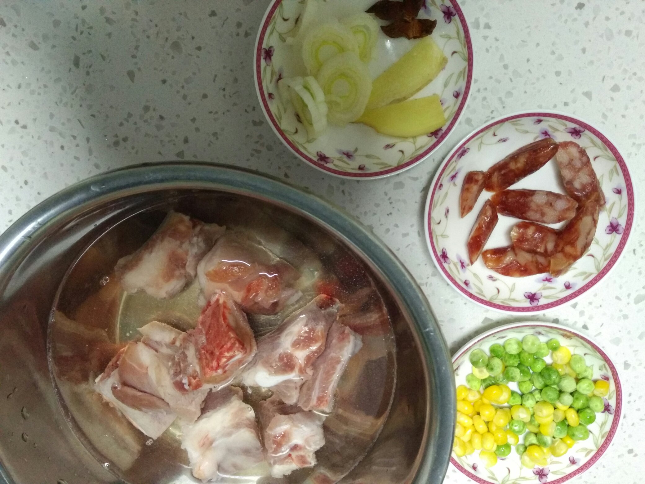 電飯鍋 排骨臘腸燜飯的做法 步骤1