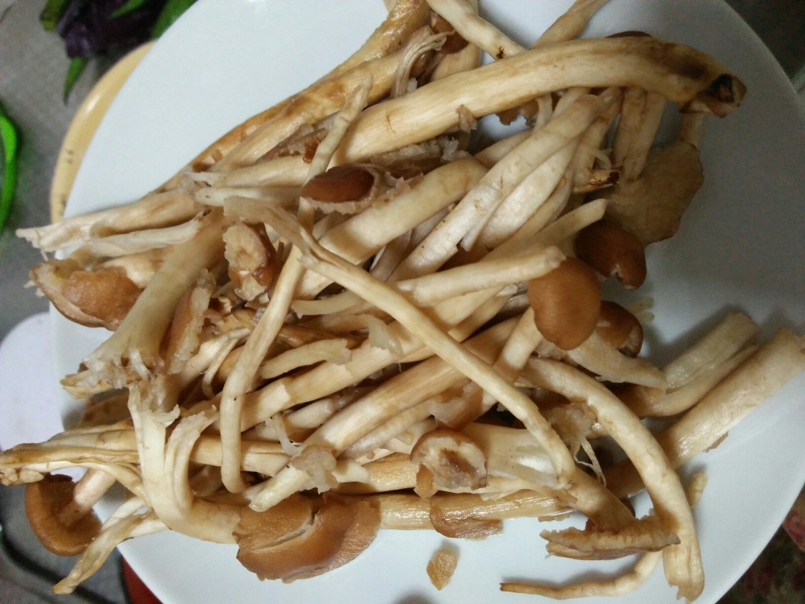 五花肉茶樹菇土豆片的做法 步骤1