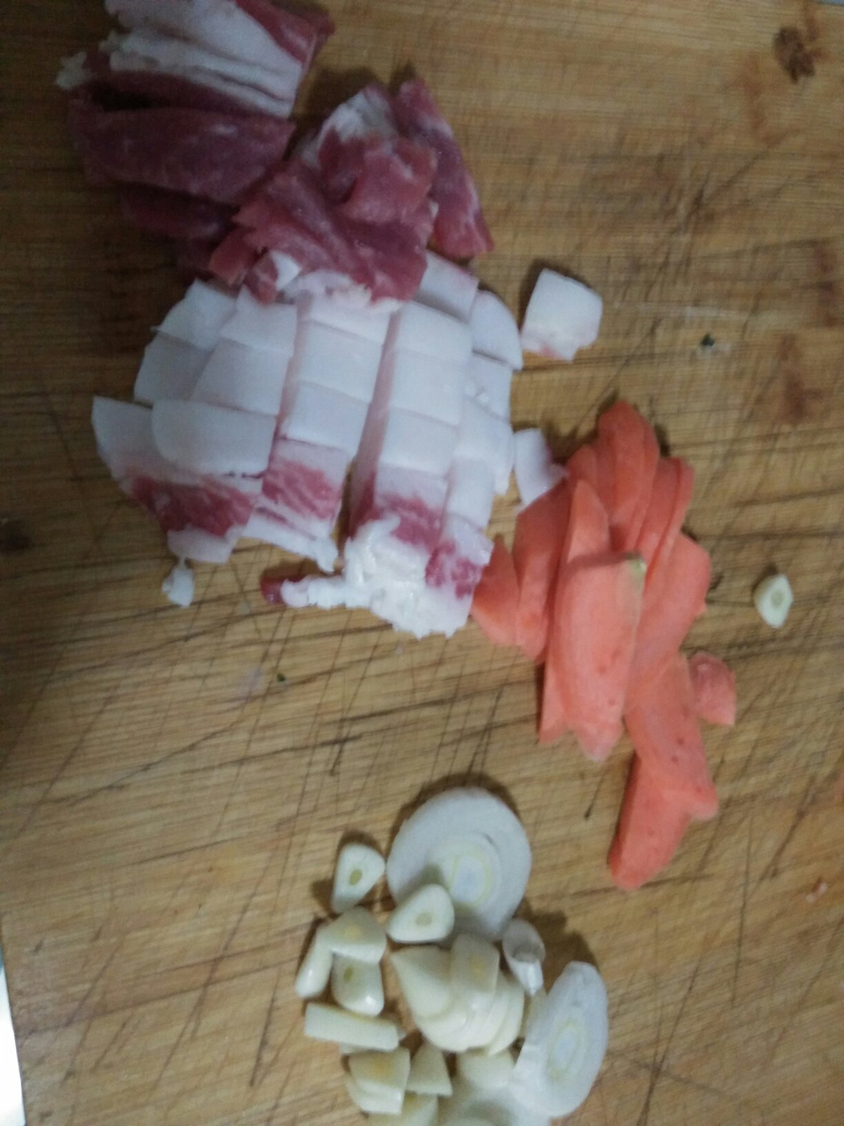 五花肉茶樹菇土豆片的做法 步骤2