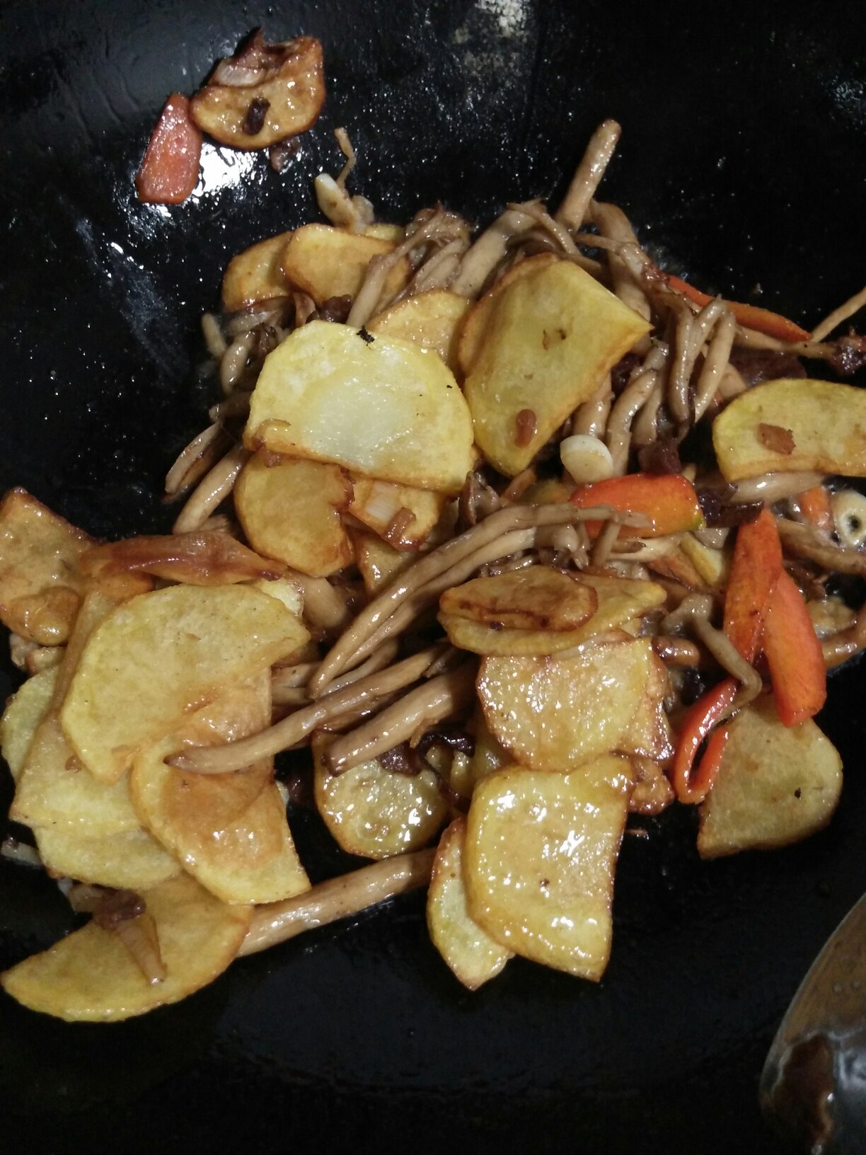 五花肉茶樹菇土豆片的做法 步骤7