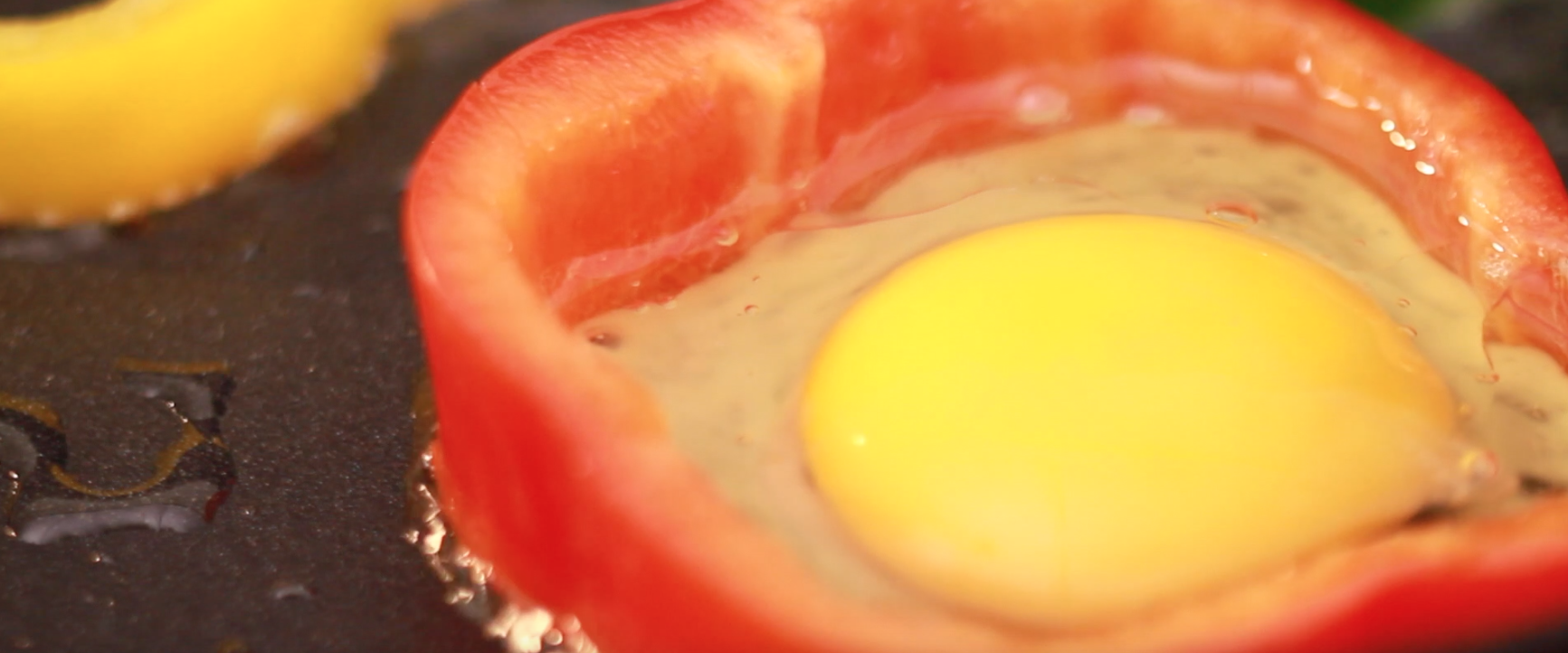 七色早餐 : 彩椒圈太陽花煎蛋的做法 步骤5