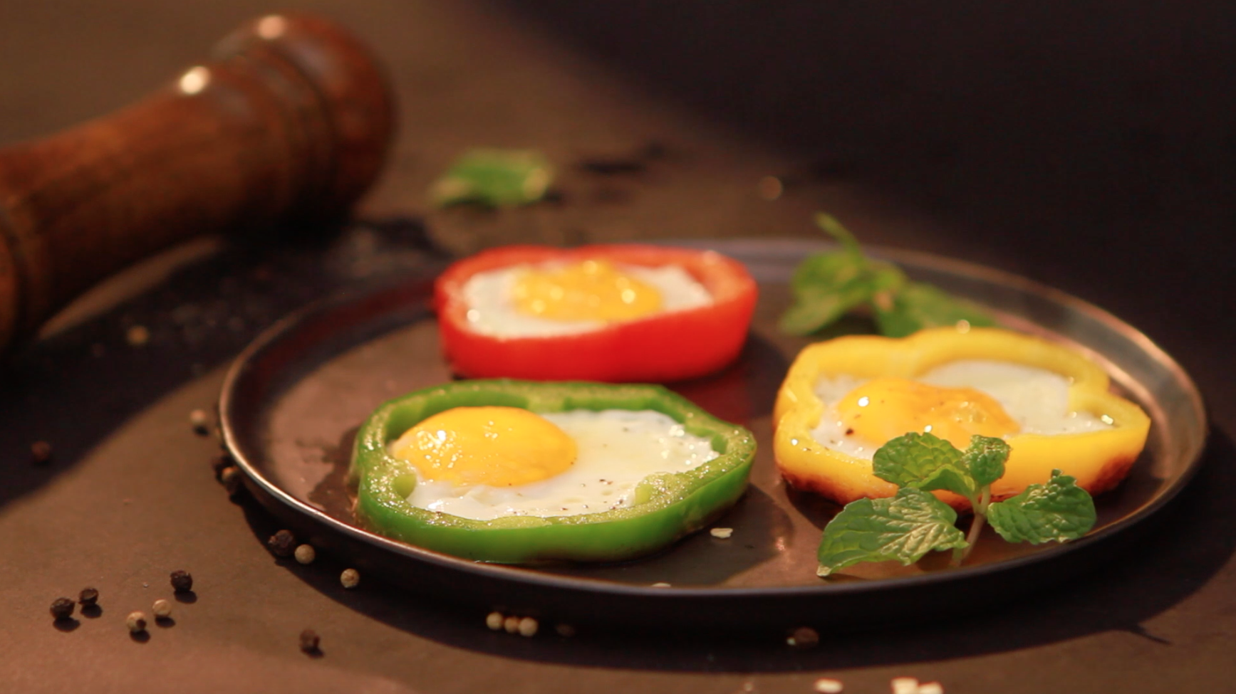 七色早餐 : 彩椒圈太陽花煎蛋的做法 步骤7