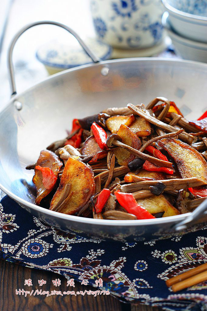 黑椒薯片茶樹菇︰很好吃的下飯素菜的做法 步骤3