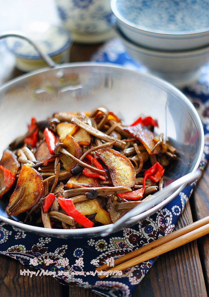 黑椒薯片茶樹菇︰很好吃的下飯素菜的做法 步骤5
