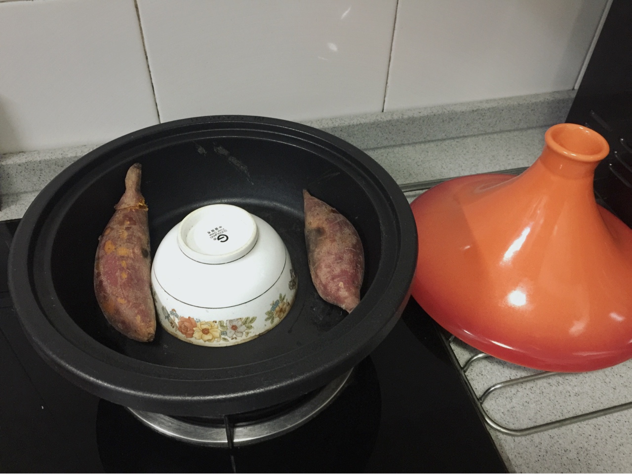 鐵鍋版烤紅薯的做法 步骤1