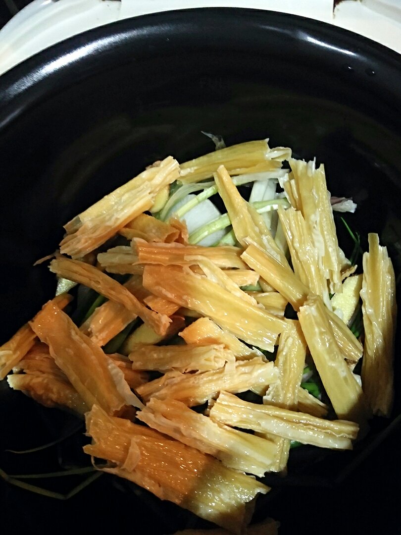 電飯鍋版蘿卜腐竹炖五花肉的做法 步骤1