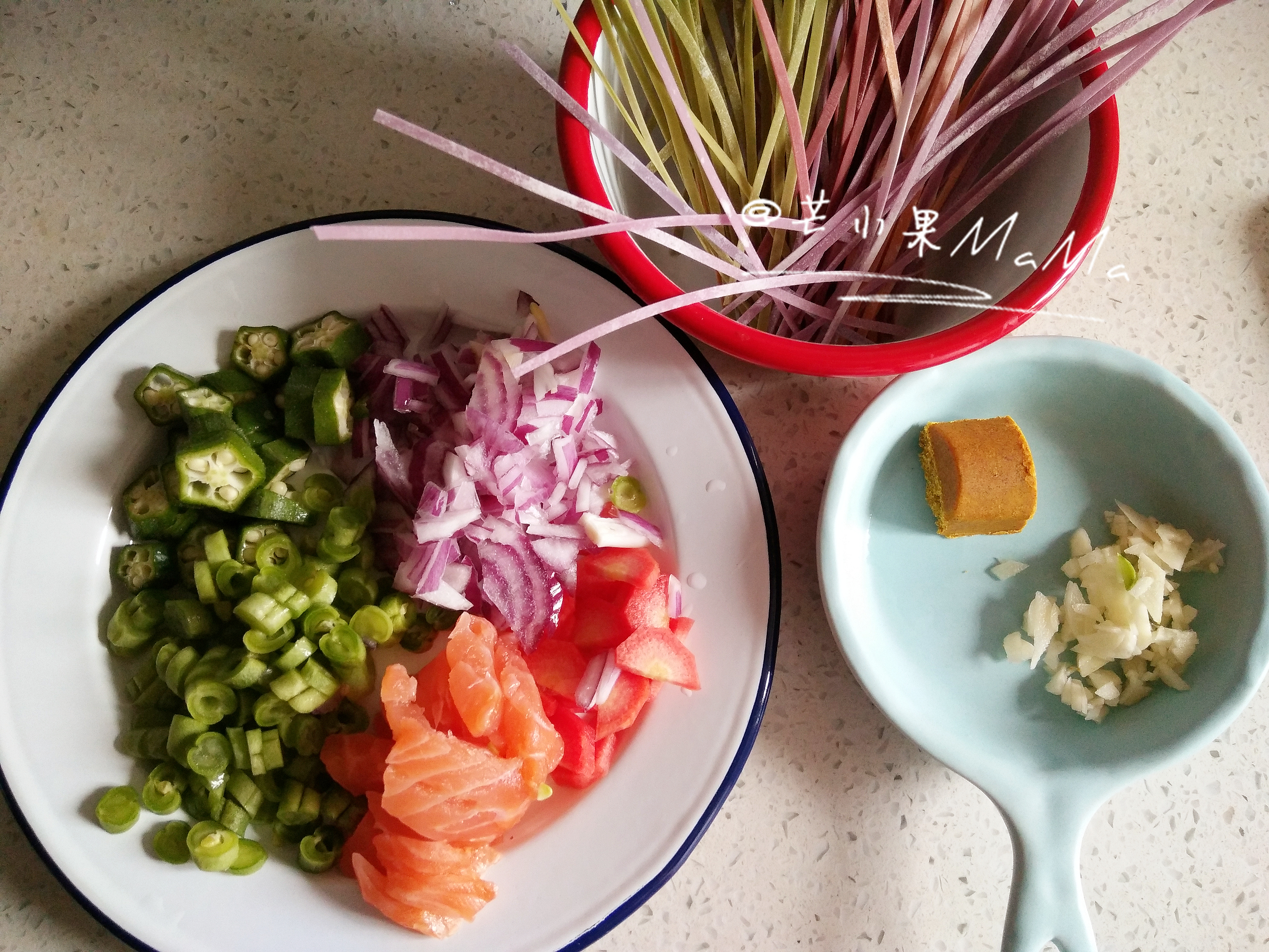 寶寶食譜|三文魚雜菜咖喱拌面的做法 步骤1