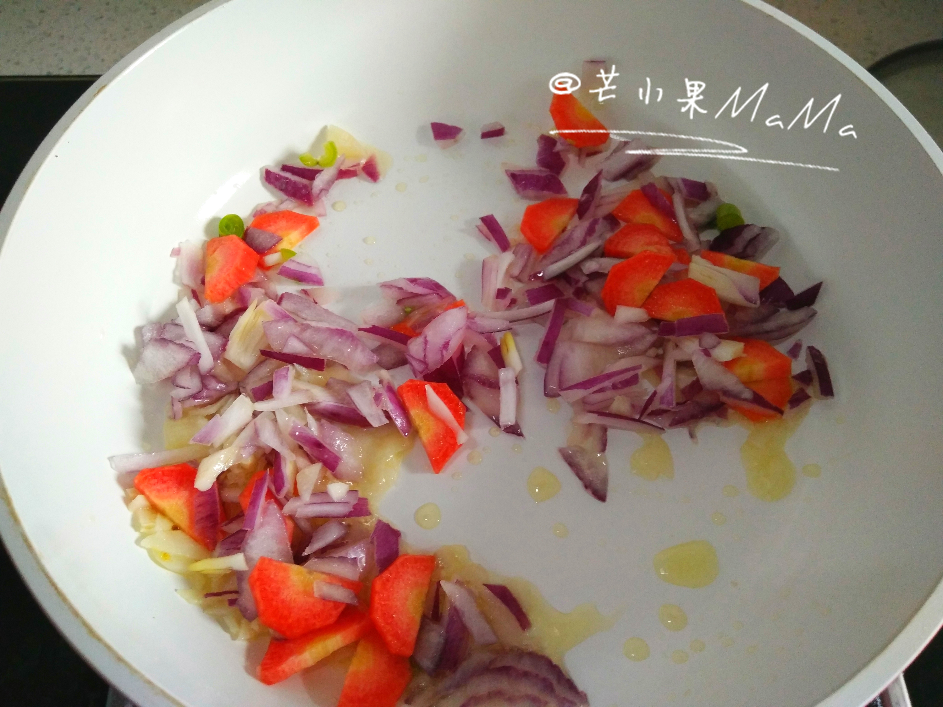 寶寶食譜|三文魚雜菜咖喱拌面的做法 步骤3