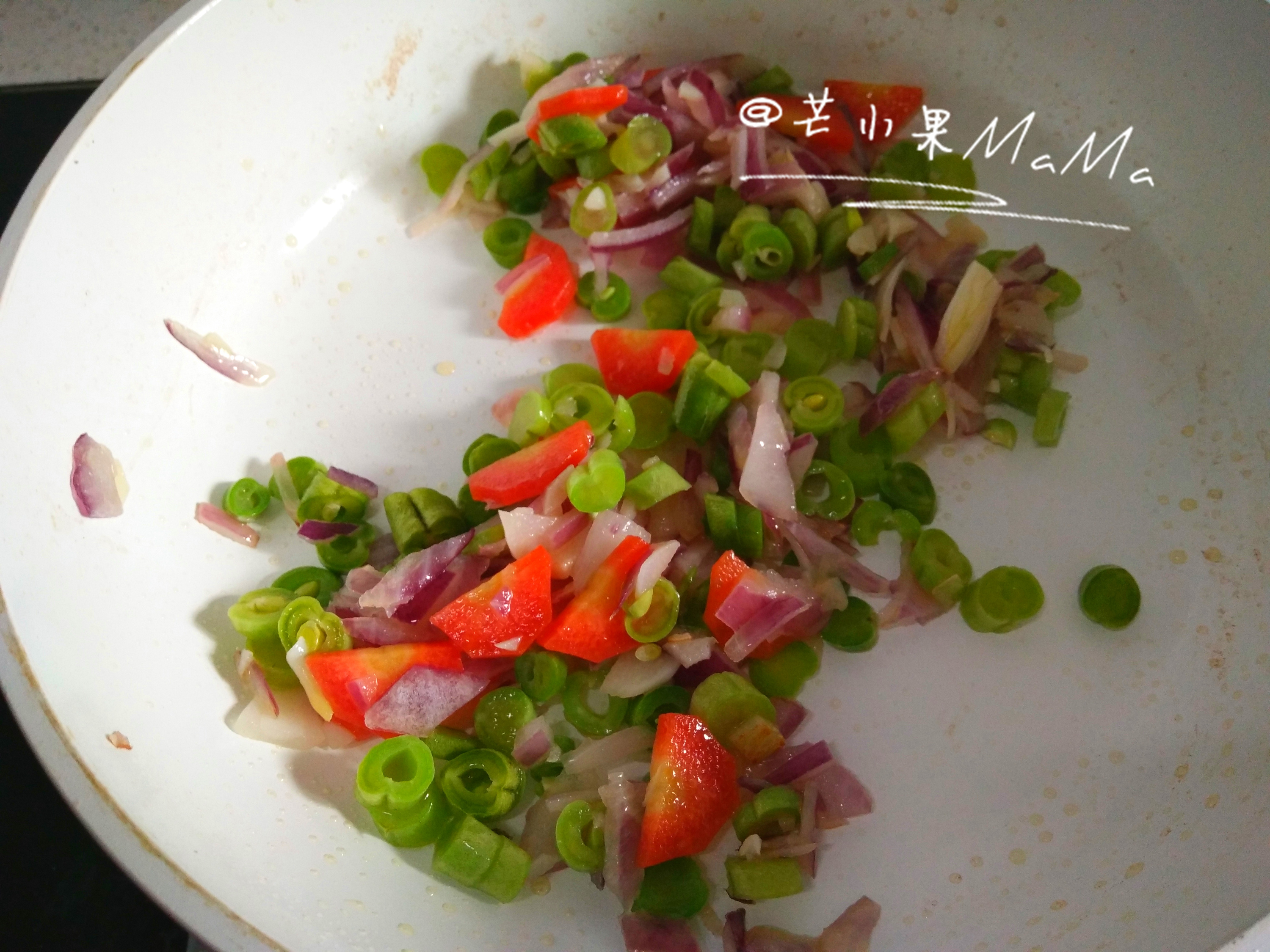 寶寶食譜|三文魚雜菜咖喱拌面的做法 步骤4