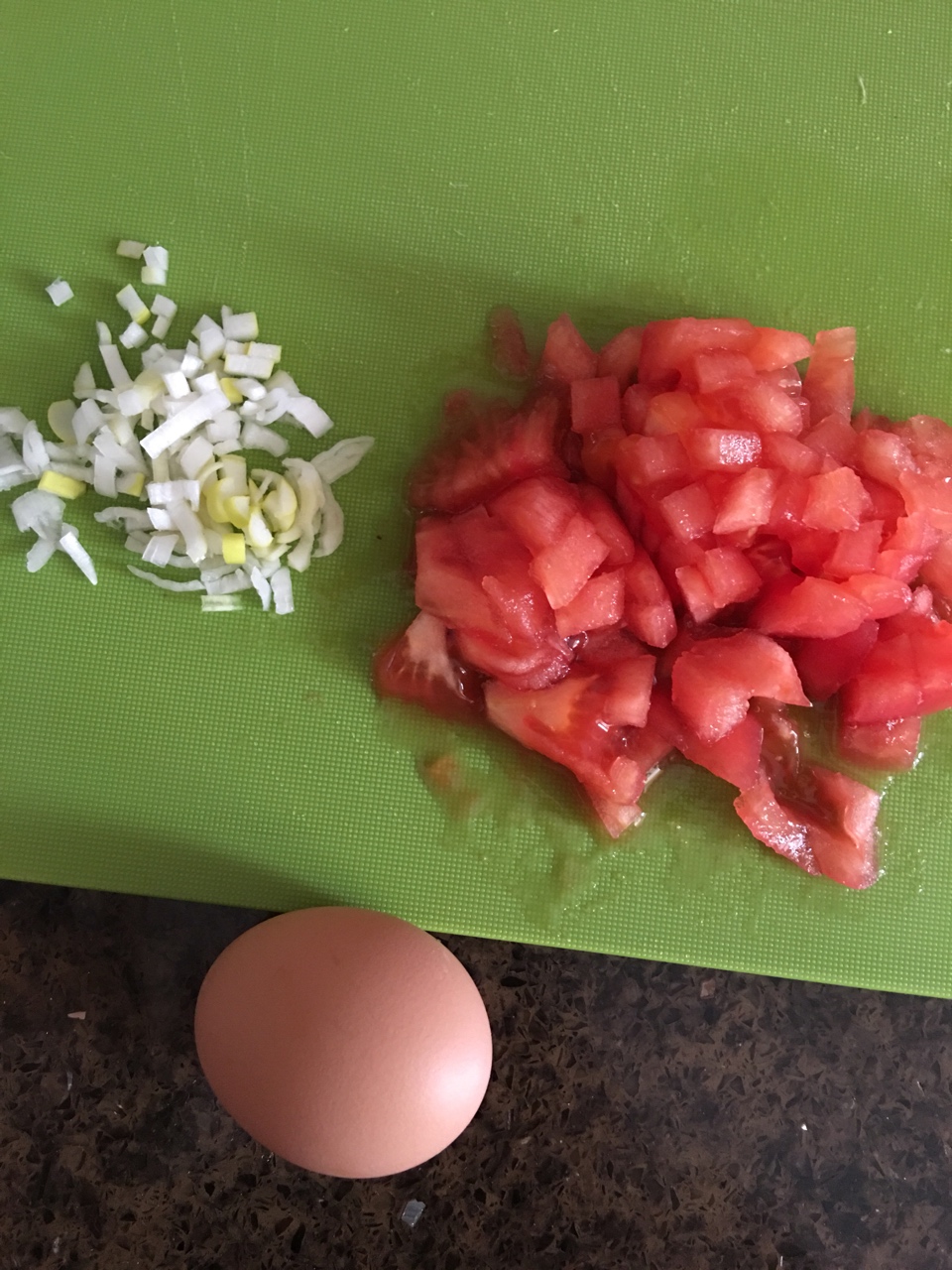 5分鐘快手早餐--西紅柿蛋花疙瘩湯（黏稠版）的做法 步骤1