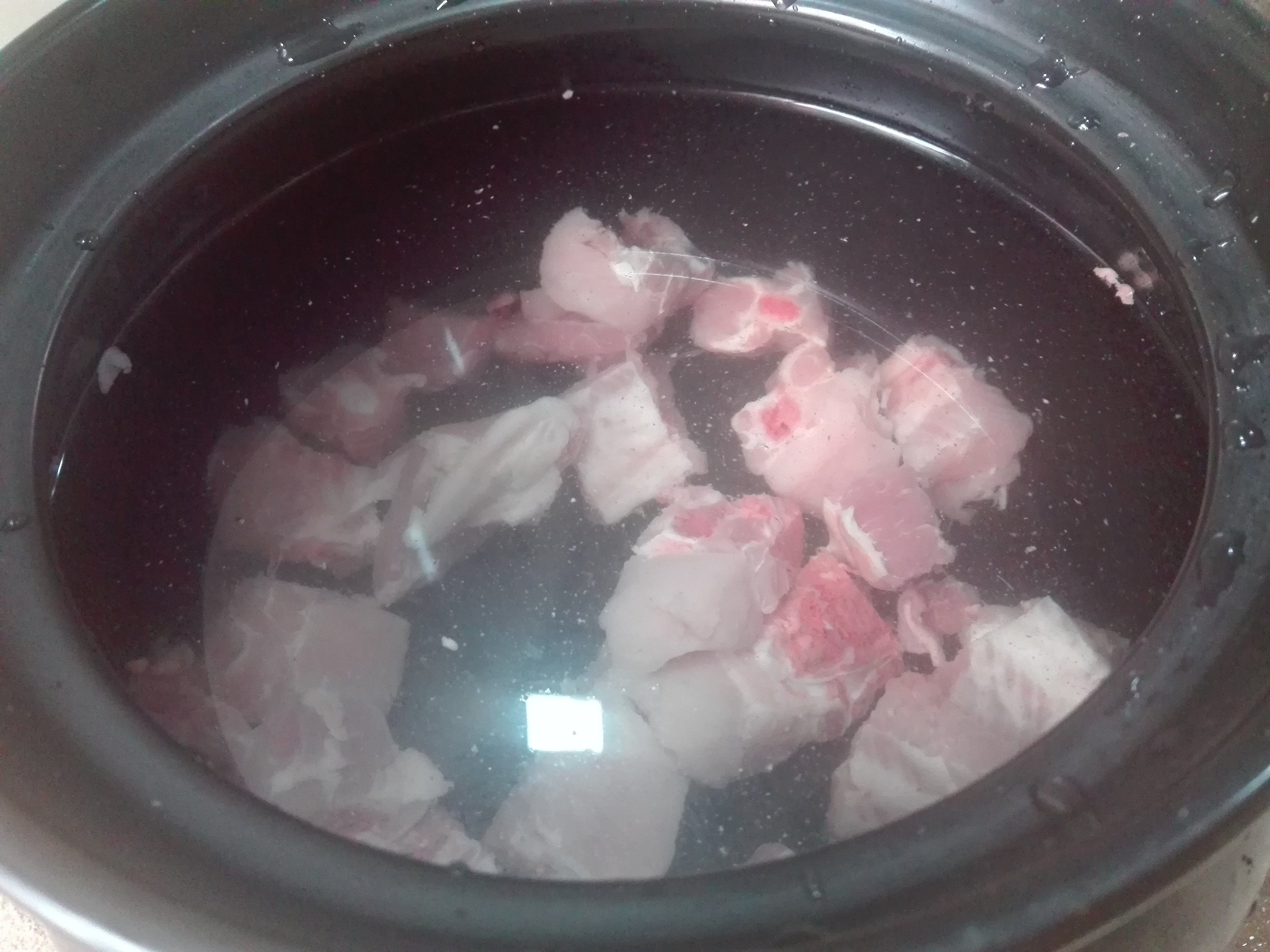 枸杞菜煲排骨湯的做法 步骤2
