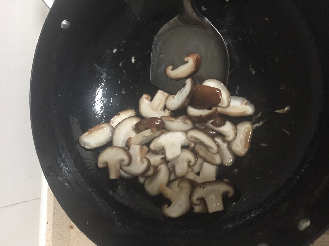 香菇面筋煲的做法 步骤3