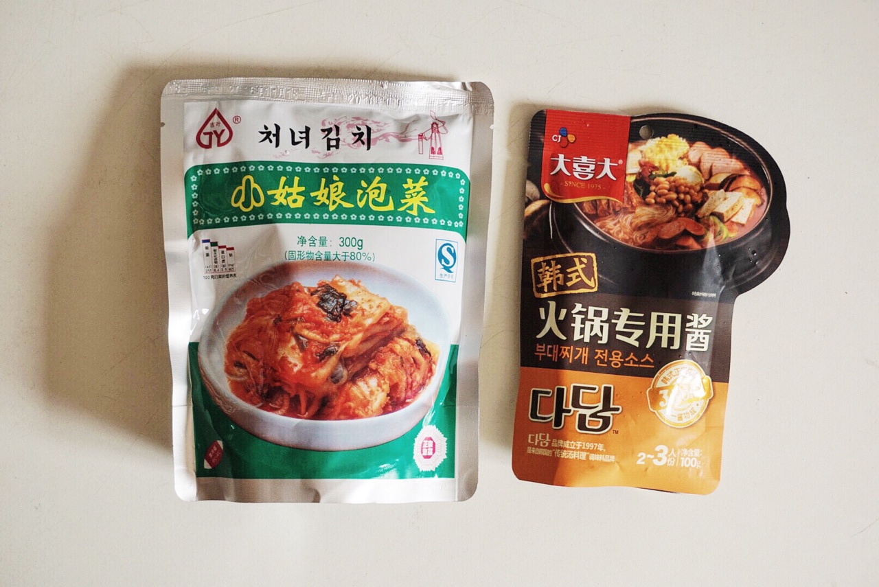 超簡單快手的韓式泡菜鍋的做法 步骤1