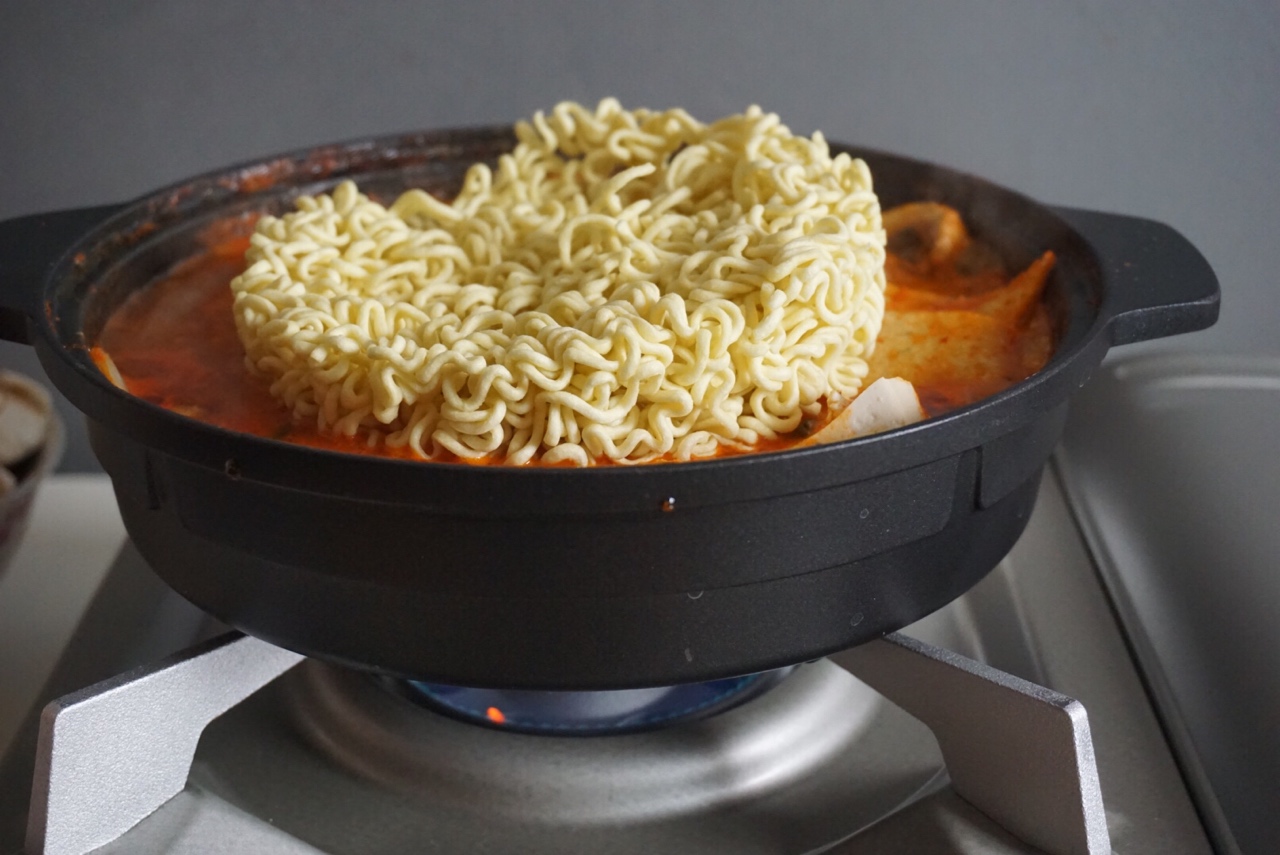 超簡單快手的韓式泡菜鍋的做法 步骤8