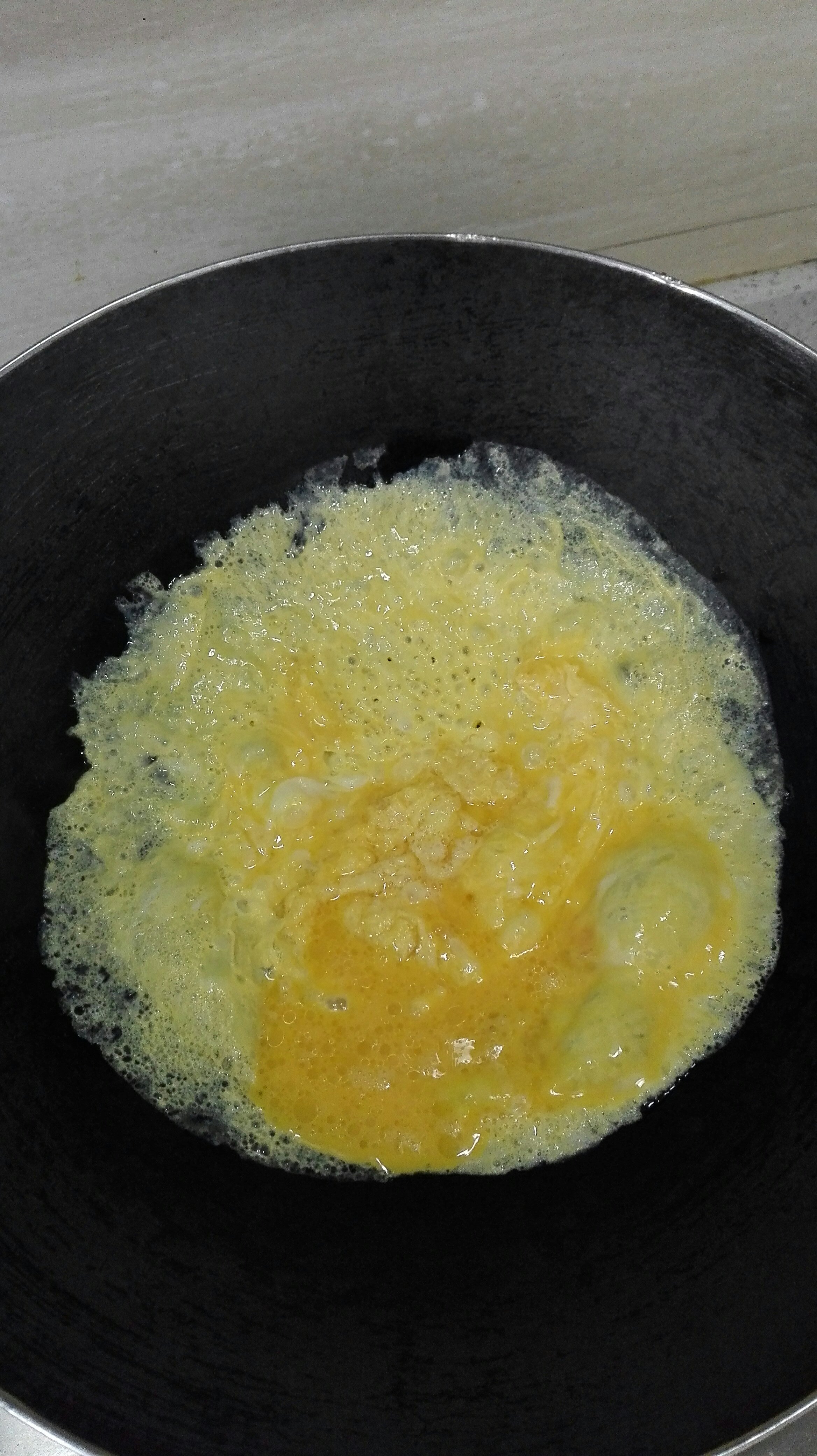 雞蛋炒脆皮腸的做法 步骤2