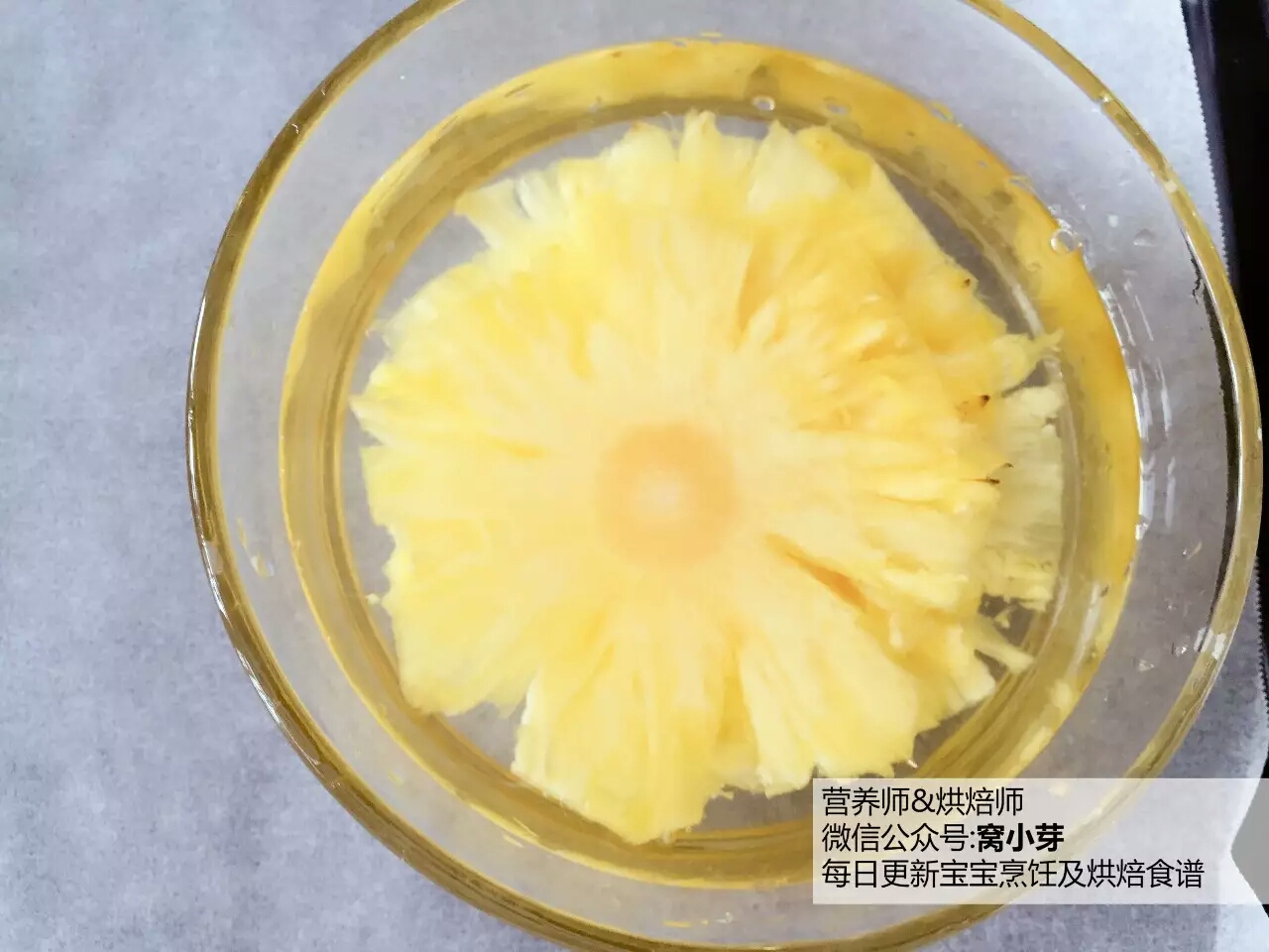寶寶輔食︰天然健康又美美的烤菠蘿花︰面向太陽，管他夏天冬天！24M+的做法 步骤2