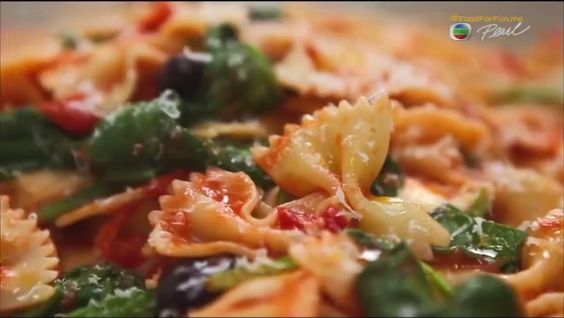 【簡單意面】馬蘇里拉番茄紅醬蝴蝶面 Farfalle with Oozy Mozzarella and Tomato Sauce的做法 步骤5