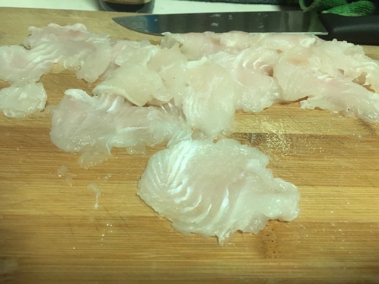 鮮香龍利魚——山寨版十二道鋒味三星蔥鯛魚（附案板切魚去腥小妙招）的做法 步骤2