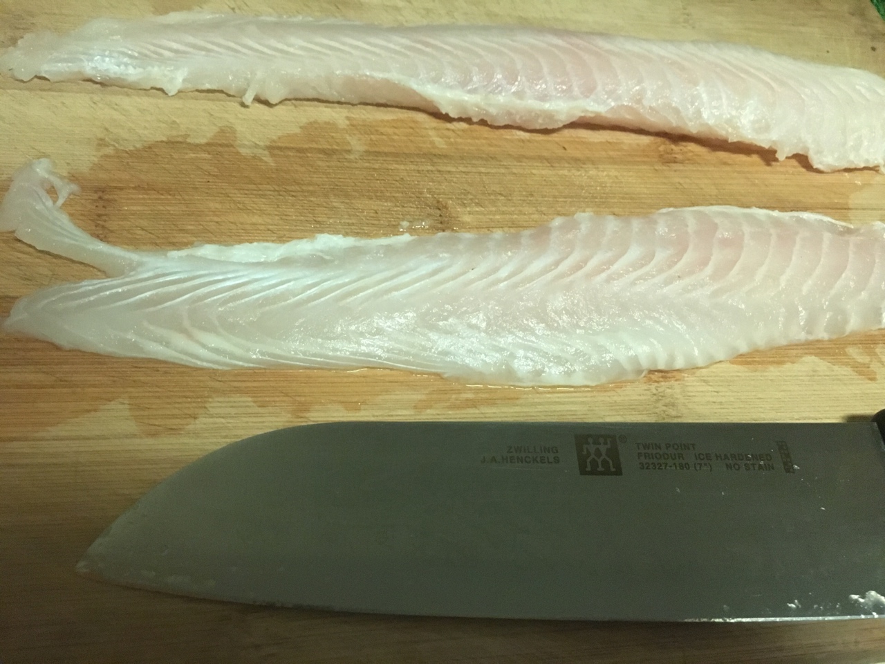 鮮香龍利魚——山寨版十二道鋒味三星蔥鯛魚（附案板切魚去腥小妙招）的做法 步骤1