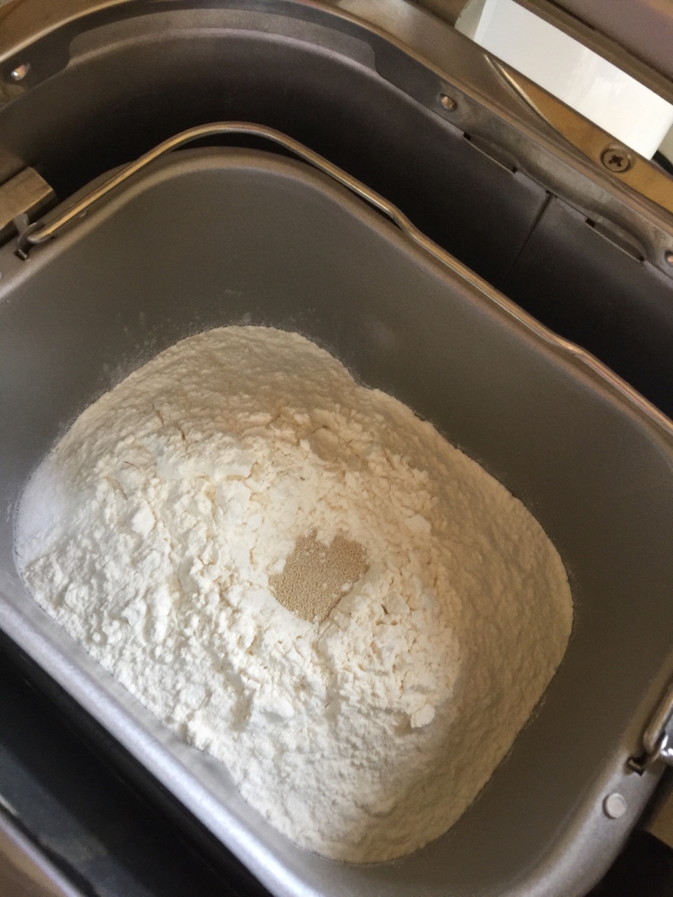 南瓜蜂蜜淡奶油辮子面包（面包機後整形）的做法 步骤1