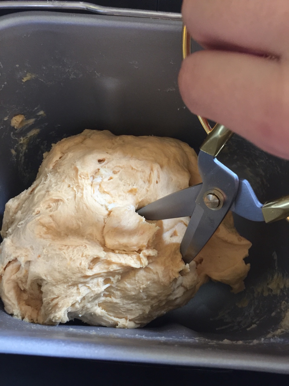 南瓜蜂蜜淡奶油辮子面包（面包機後整形）的做法 步骤2