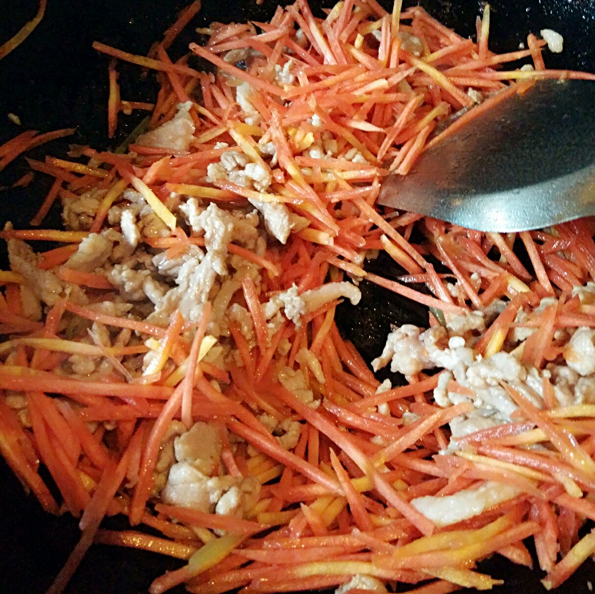 明目菜︰胡蘿卜枸杞炒肉絲的做法 步骤2