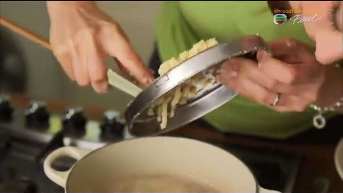 【簡單意面】熱辣雞湯羊尾巴面 Pasta Reale in Warming Chicken and Chilli Broth的做法 步骤2