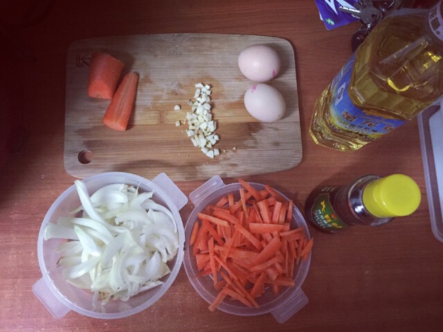 胡蘿卜炒洋蔥雞蛋的做法 步骤1
