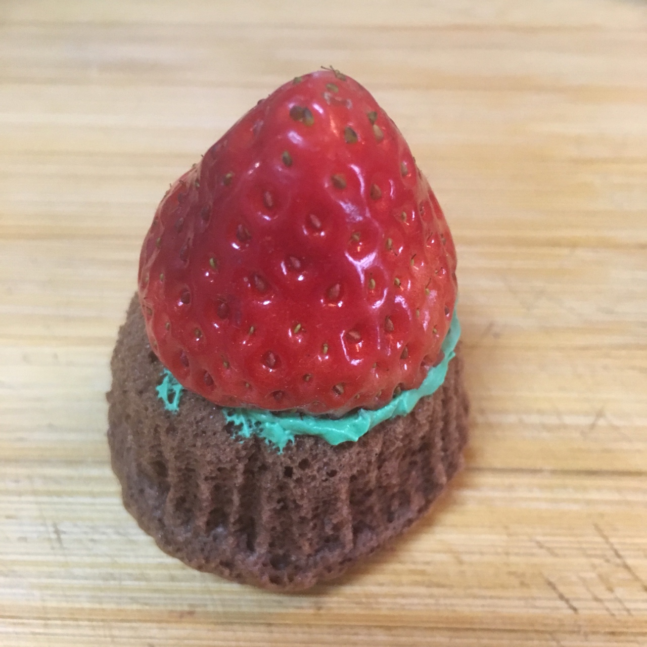 草莓聖誕樹-聖誕杯子蛋糕裝飾的做法 步骤1