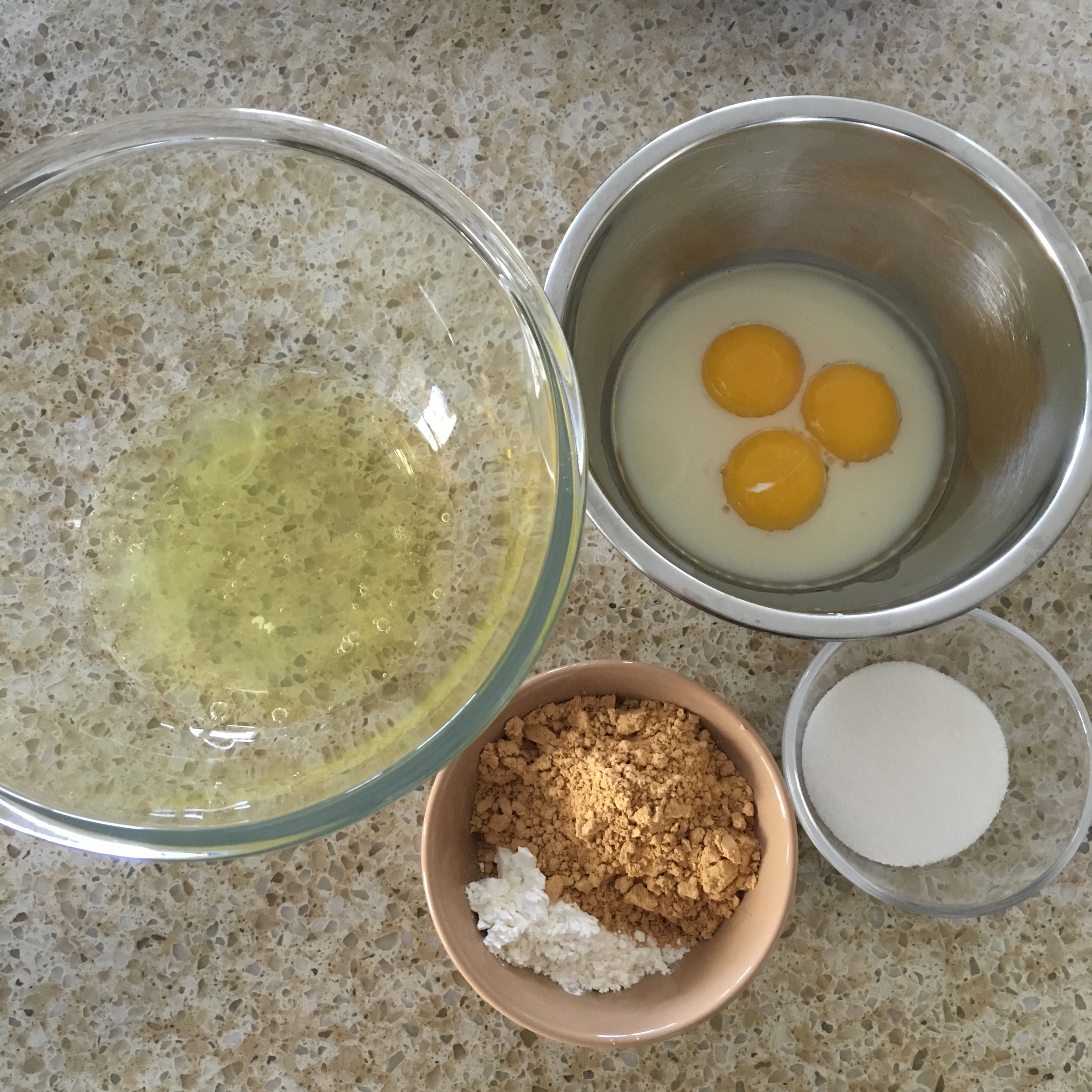 黃豆粉戚風蛋糕的做法 步骤1