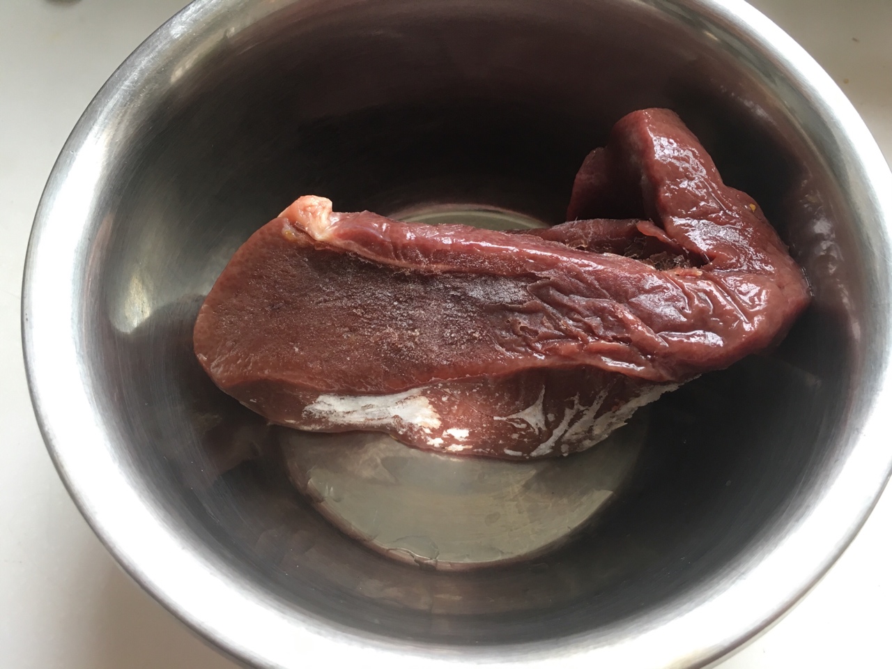 麻油豬肝面——超補血的月子食譜（豬肝切薄片小方法）的做法 步骤1