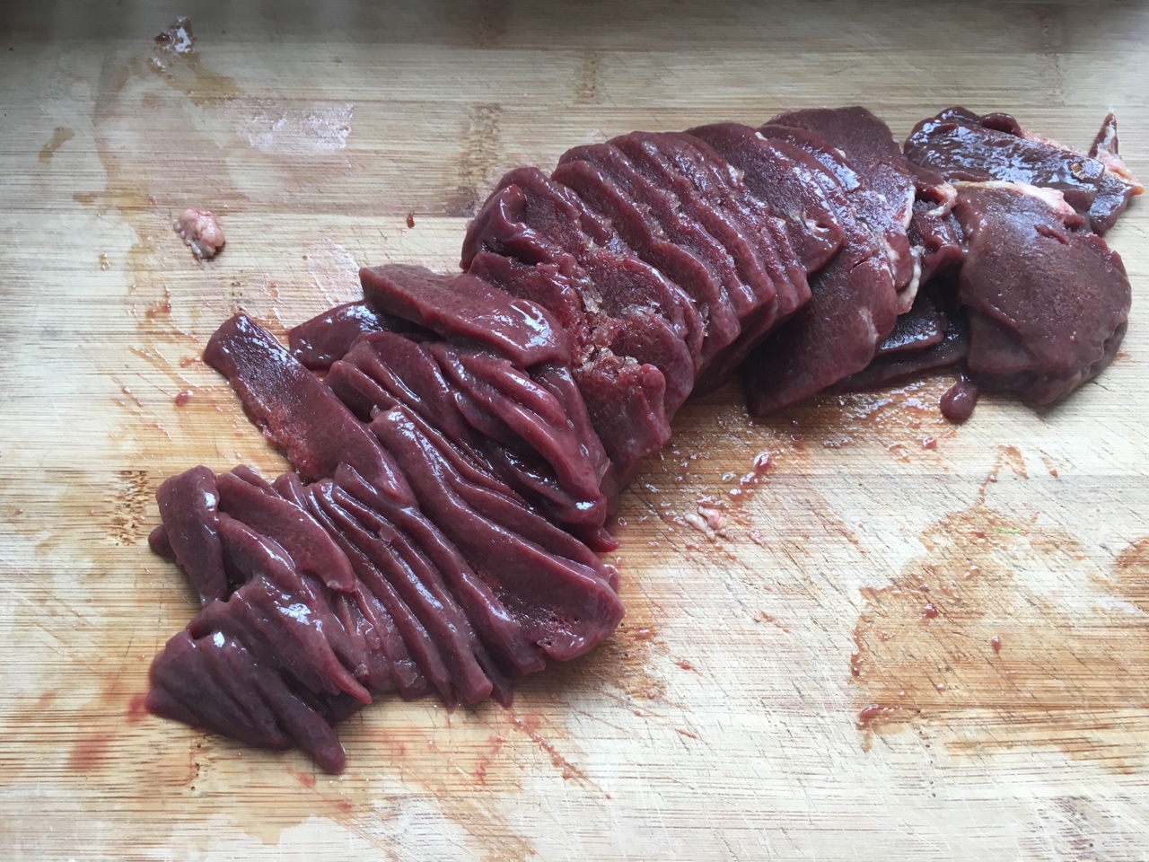 麻油豬肝面——超補血的月子食譜（豬肝切薄片小方法）的做法 步骤2
