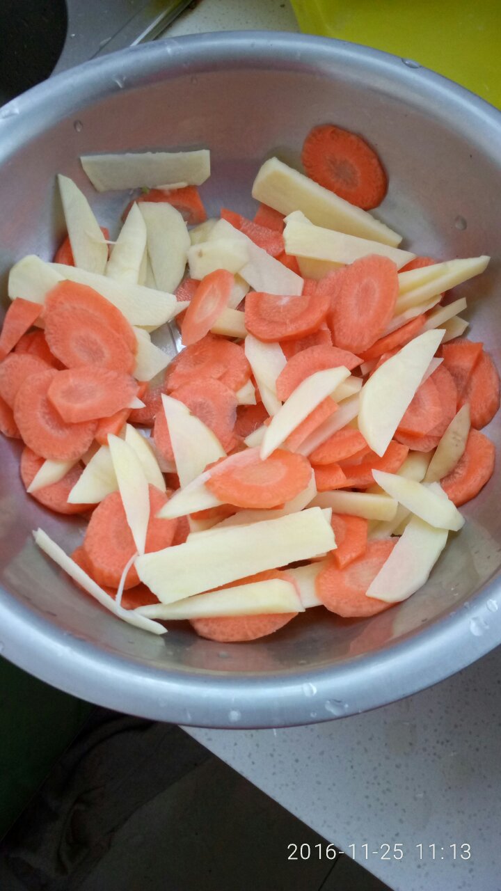 芹菜土豆銀耳胡蘿卜大雜燴的做法 步骤2