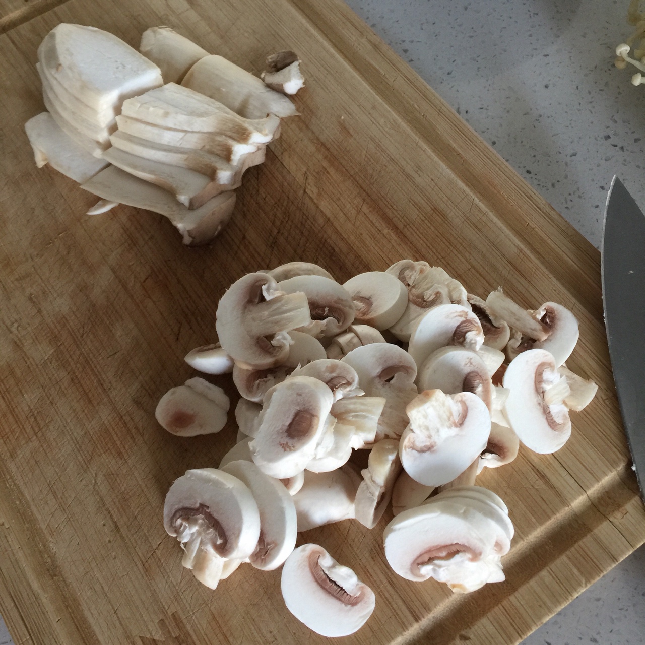 什錦蘑菇燜鍋的做法 步骤2