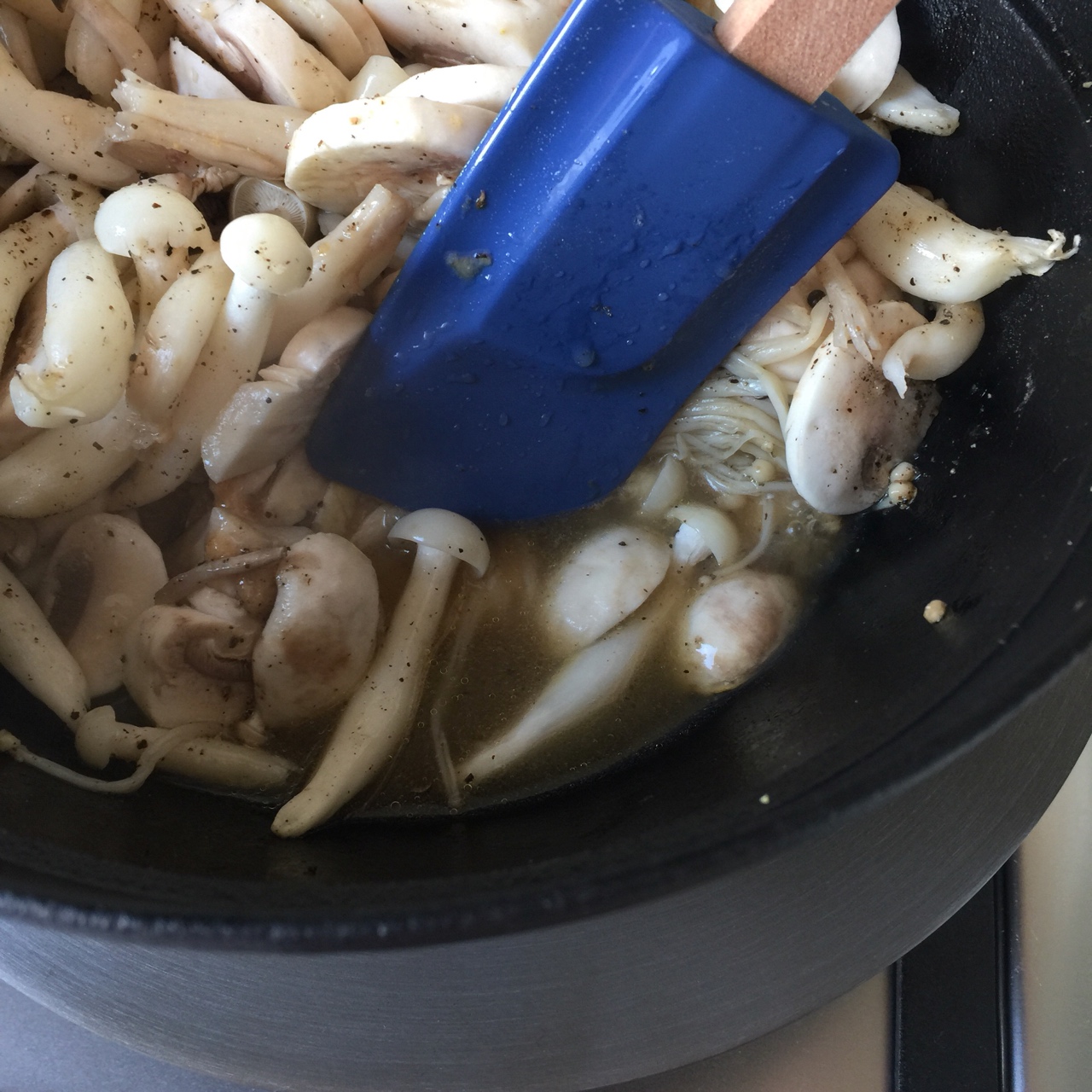 什錦蘑菇燜鍋的做法 步骤10