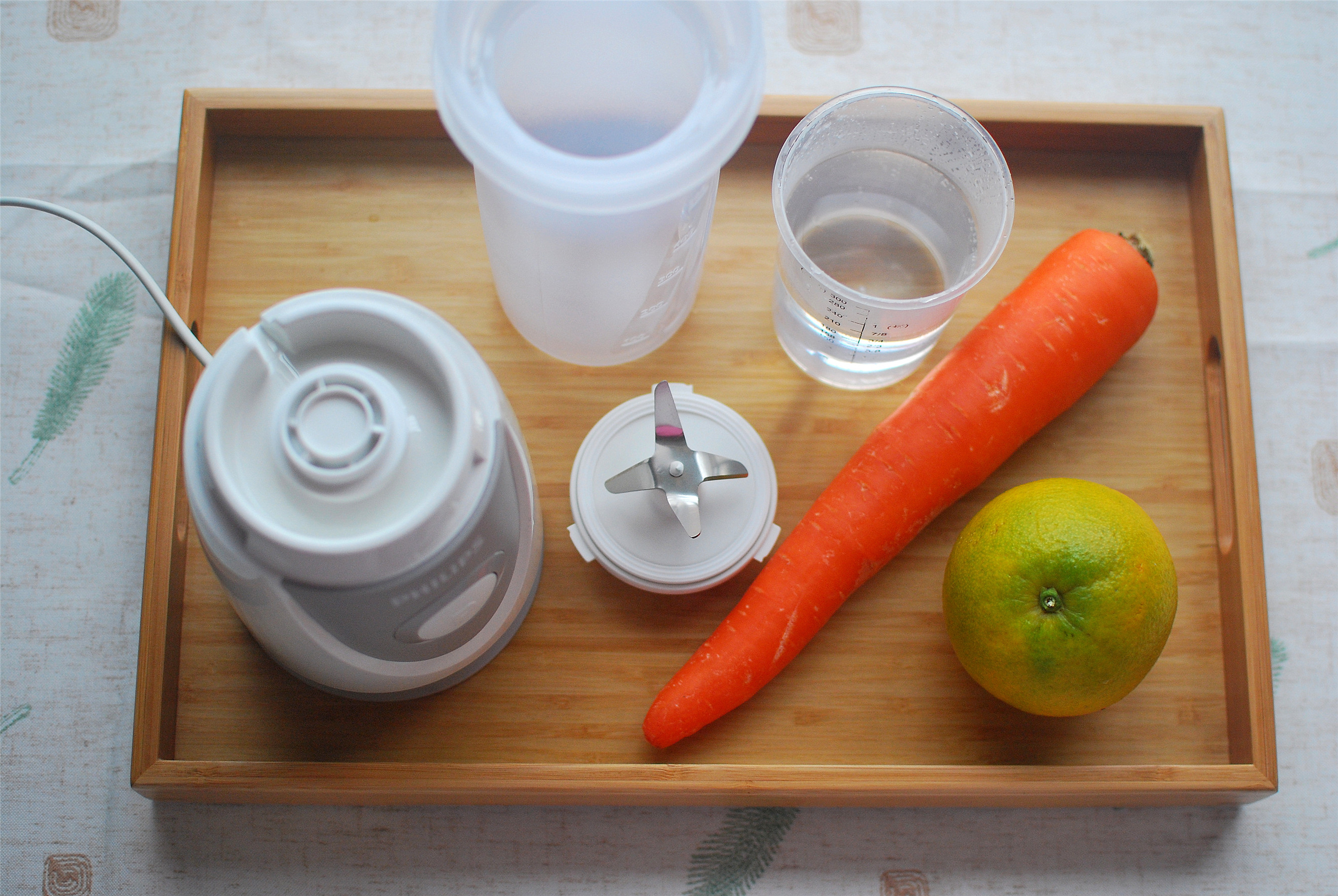 鮮橙胡蘿卜汁，健康飲品的做法 步骤1