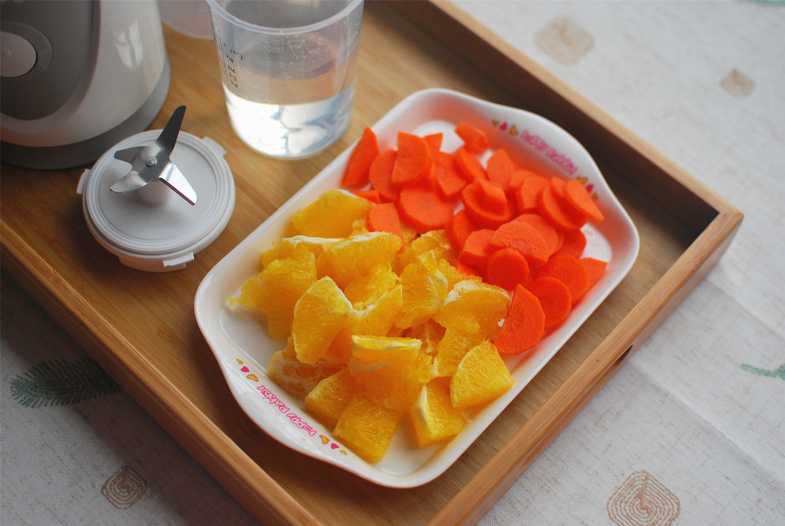 鮮橙胡蘿卜汁，健康飲品的做法 步骤2