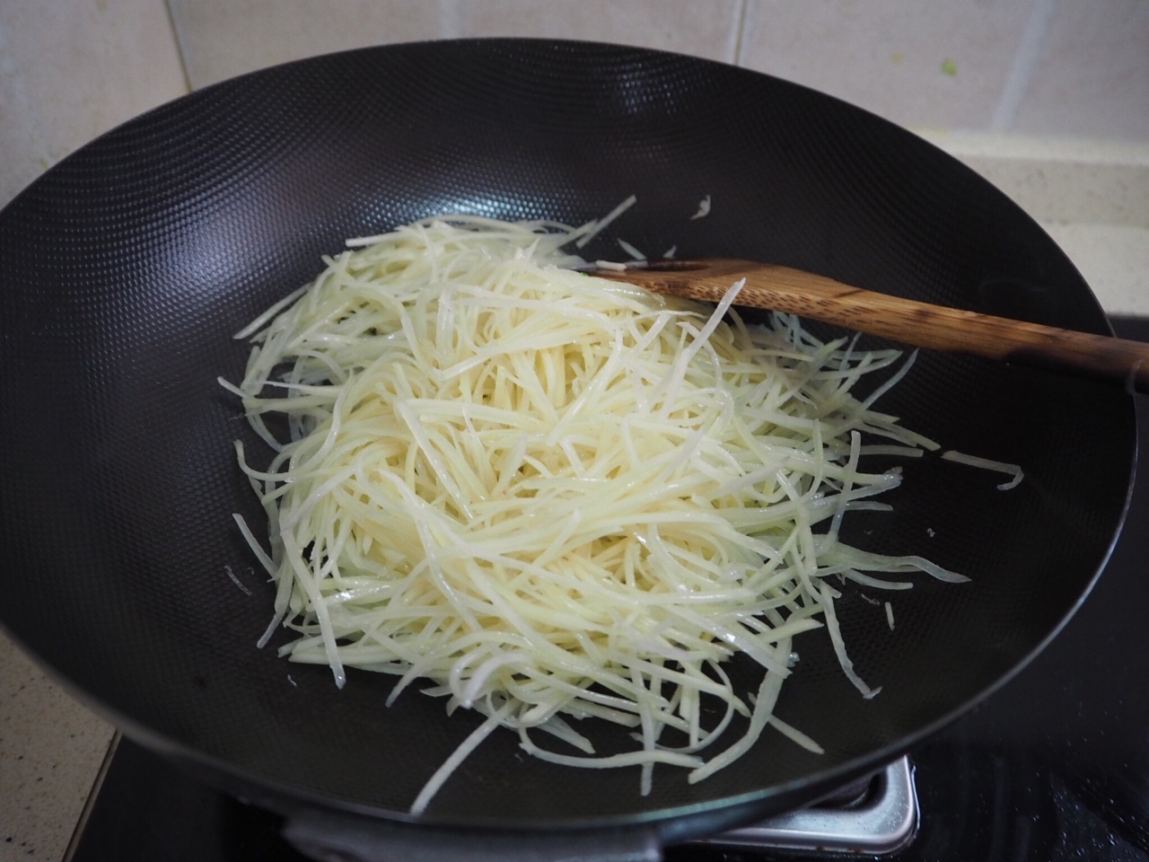 檸檬酸辣土豆絲的做法 步骤2