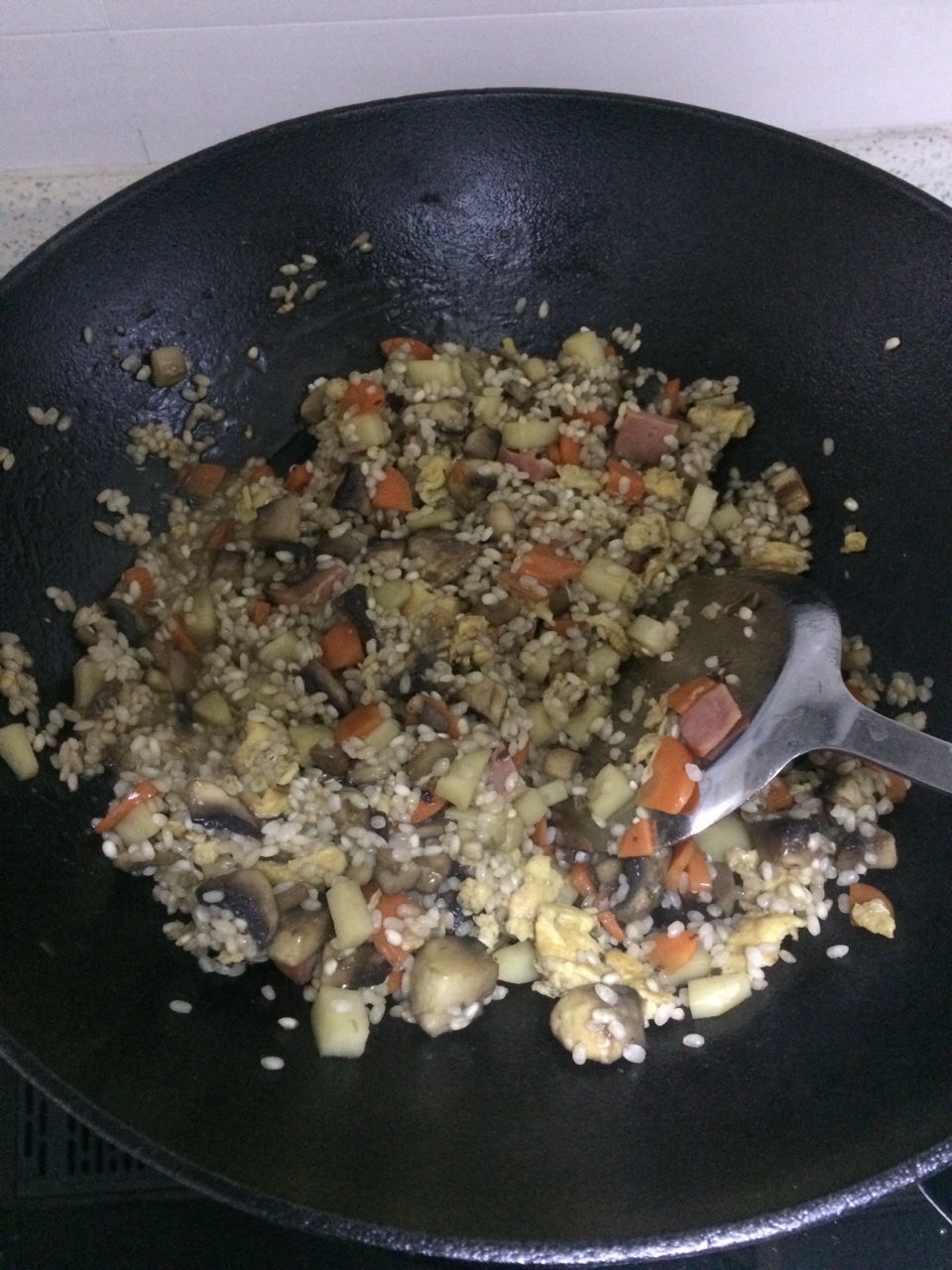 蘑菇雞蛋香腸燜飯的做法 步骤1