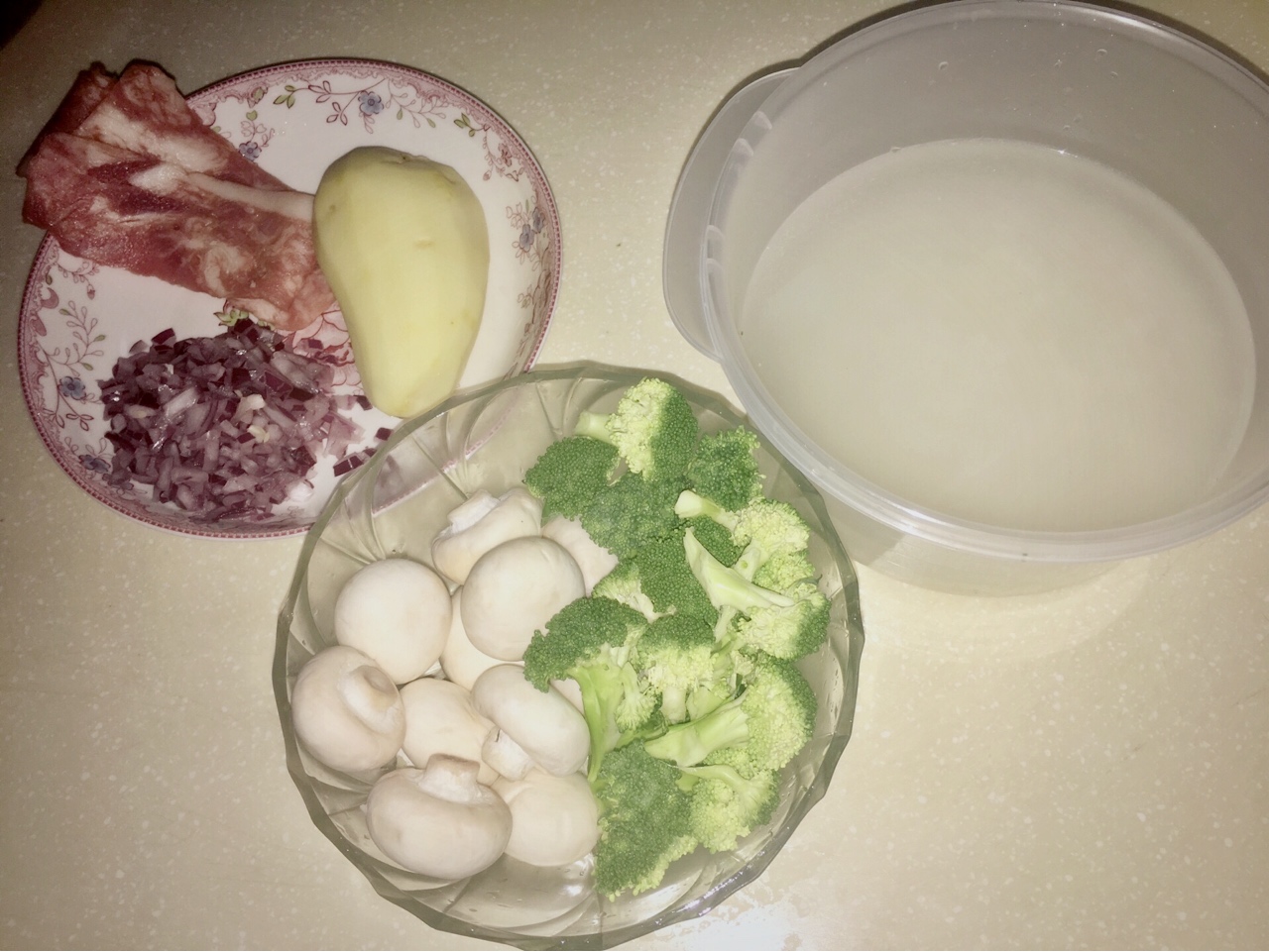 口蘑培根燜飯的做法 步骤1