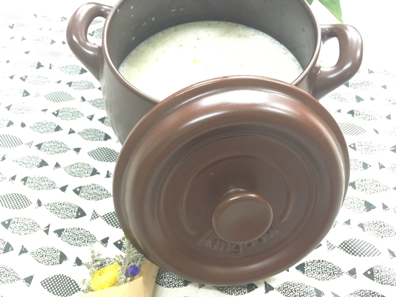 坤博砂鍋桃膠雪燕炖牛奶的做法 步骤5
