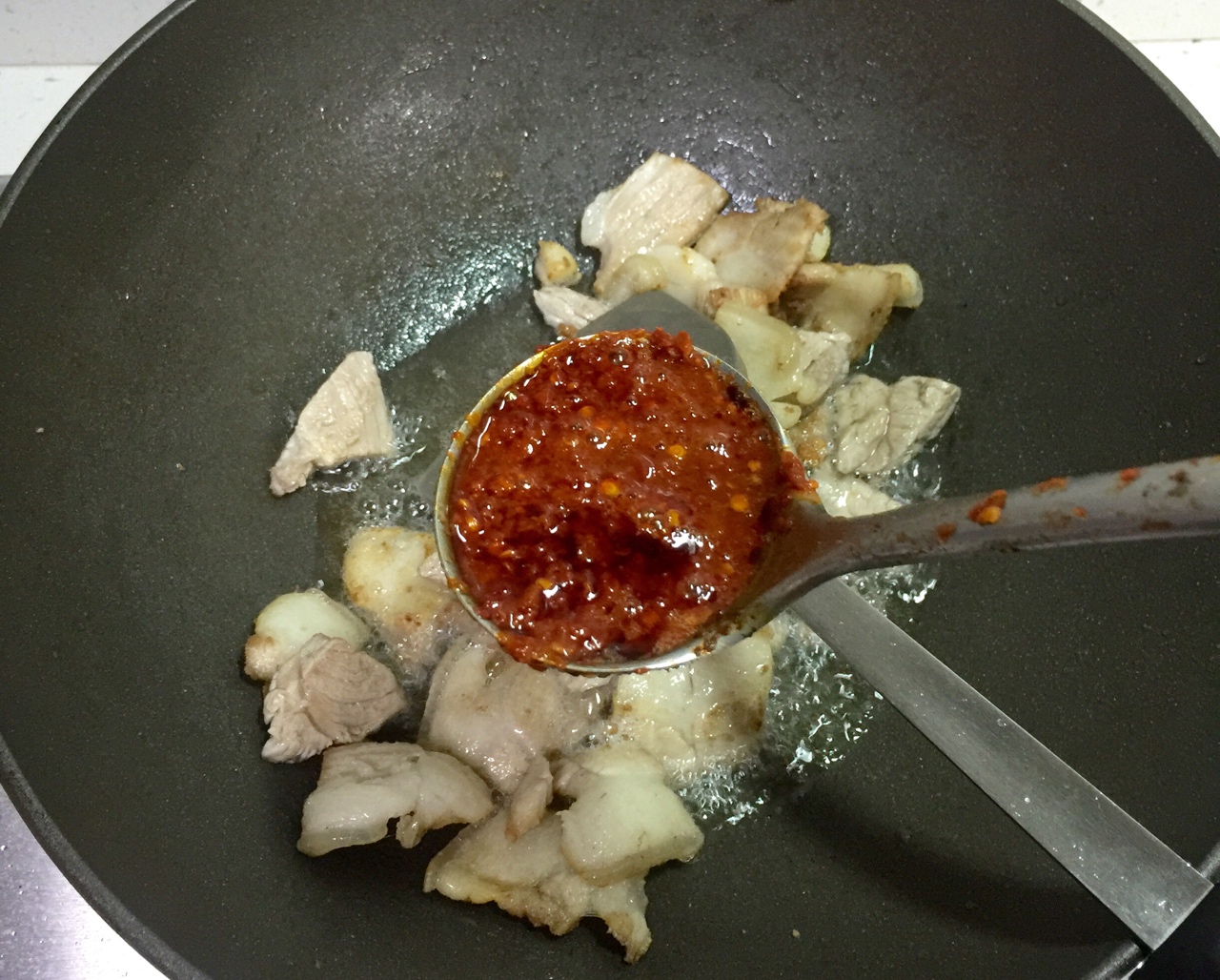 少油泡菜青椒回鍋肉的做法 步骤7
